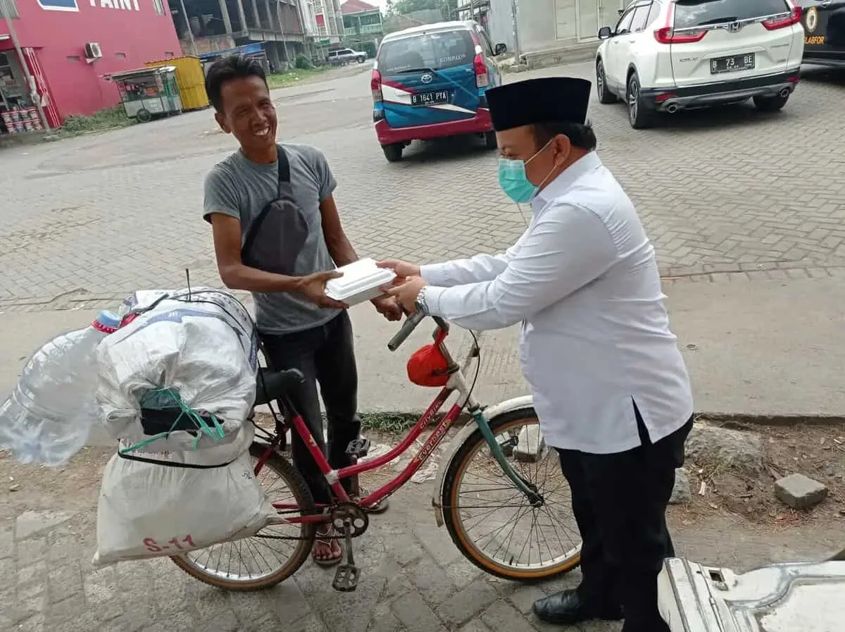 Jum'at Berbagi Berkah Pegawai Kecamatan Cipondoh, Patungan Beli Nasi Kotak Jum'at Berbagi Berkah Pegawai Kecamatan Cipondoh, Patungan Beli Nasi Kotak