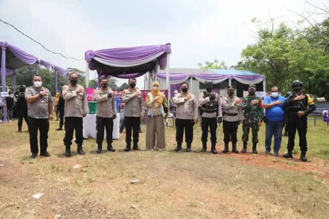 Kapolda Banten Bersama wakapolda Banten Tinjau Pelaksanaan Pilkades di Kecamatan Panongan Kapolda Banten Tinjau Pelaksanaan Pilkades di TPS 11 Kec. Panongan