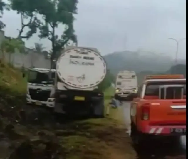 Akibat Selip Ban, Truk Tangki Alami Kecelakaan Tunggal Di Tol Merak Akibat Selip Ban, Truk Tangki Alami Kecelakaan Tunggal Di Tol Merak