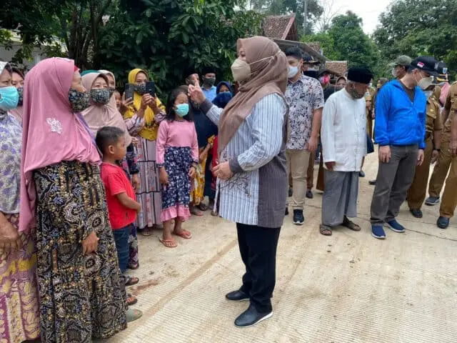 Jalan Rusak di Pandeglang Mulai di Perbaiki, Bupati Irna Minta Warga Ikut Menjaga dan Merawatnya Jalan Rusak di Pandeglang Mulai di Perbaiki, Bupati Irna Minta Warga Ikut Menjaga dan Merawatnya