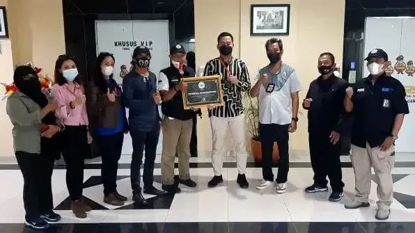 FWJ Indonesia Berikan Piagam Penghargaan Apresiasi Bagi Perwira Polri Yang Amanah di Polresta Tangerang FWJ Indonesia Berikan Piagam Penghargaan Apresiasi Bagi Perwira Polri Yang Amanah di Polresta Tangerang