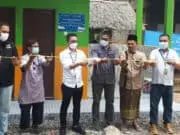 WOM Finance Bangun Sumur Wakaf dan MCK di Serang WOM Finance Bangun Sumur Wakaf dan MCK di Serang