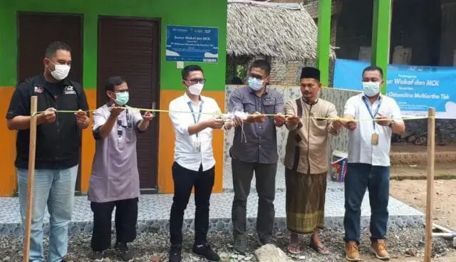 WOM Finance Bangun Sumur Wakaf dan MCK di Serang WOM Finance Bangun Sumur Wakaf dan MCK di Serang