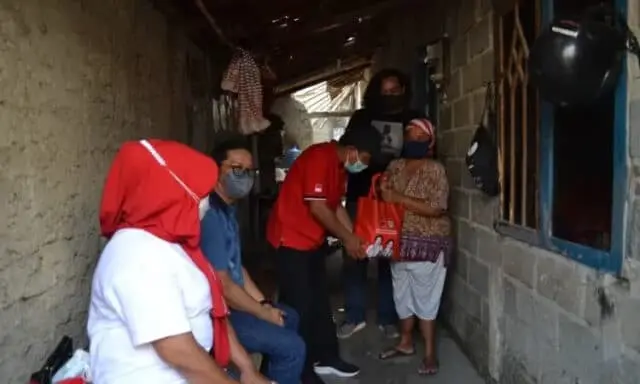 Minggu ke-6, PDI Perjuangan Sasar Bansos di Kampung Bayur, Gatot: Masyarakat Kota Tangerang Perlu Sentuhan Langsung Minggu ke-6, PDI Perjuangan Sasar Bansos di Kampung Bayur, Gatot: Masyarakat Kota Tangerang Perlu Sentuhan Langsung