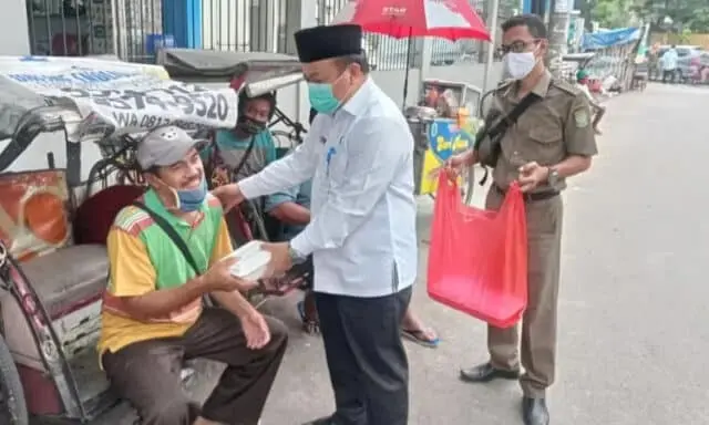 Jum'at Berbagi Berkah Pegawai Kecamatan Cipondoh, Patungan Beli Nasi Kotak Jum'at Berbagi Berkah Pegawai Kecamatan Cipondoh, Patungan Beli Nasi Kotak