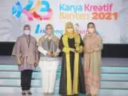 Alumni IPB, Nike Akhsaniyati Kholisoh Kembangkan Potensi Fashion Batik dan Tenun Baduy Alumni IPB, Nike Akhsaniyati Kholisoh Kembangkan Potensi Fashion Batik dan Tenun Baduy