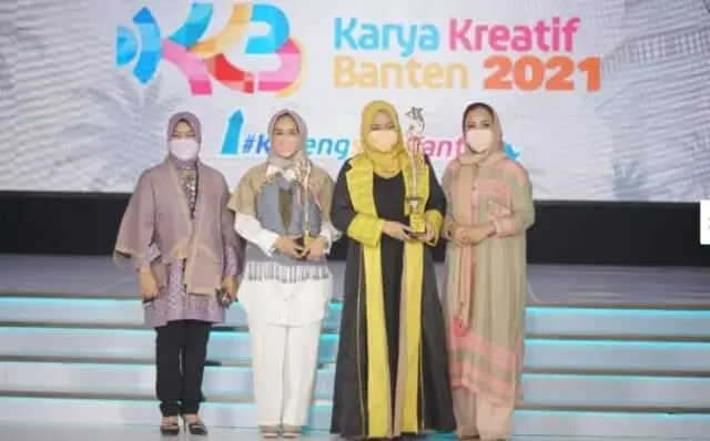 Alumni IPB, Nike Akhsaniyati Kholisoh Kembangkan Potensi Fashion Batik dan Tenun Baduy Alumni IPB, Nike Akhsaniyati Kholisoh Kembangkan Potensi Fashion Batik dan Tenun Baduy