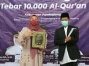 Pandeglang Ditebar 10.000 Al-Qur’an, Bupati Irna Minta Anak Muda Mengaji Jangan Kebanyakan Main HP Pandeglang Ditebar 10.000 Al-Qur'an, Bupati Irna Minta Anak Muda Mengaji Jangan Kebanyakan Main HP