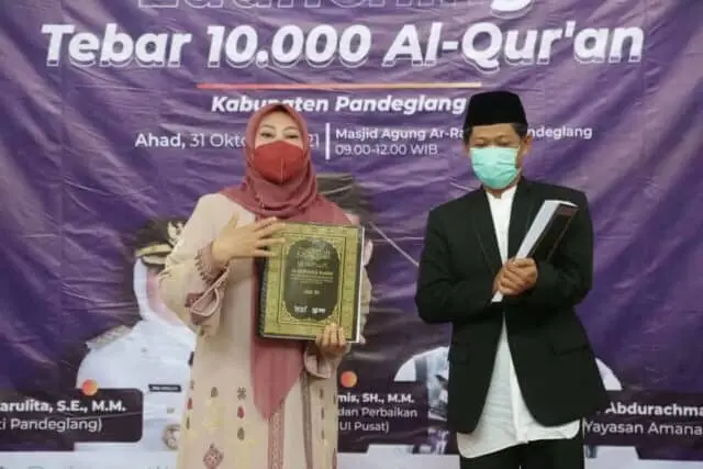 Pandeglang Ditebar 10.000 Al-Qur'an, Bupati Irna Minta Anak Muda Mengaji Jangan Kebanyakan Main HP Pandeglang Ditebar 10.000 Al-Qur'an, Bupati Irna Minta Anak Muda Mengaji Jangan Kebanyakan Main HP