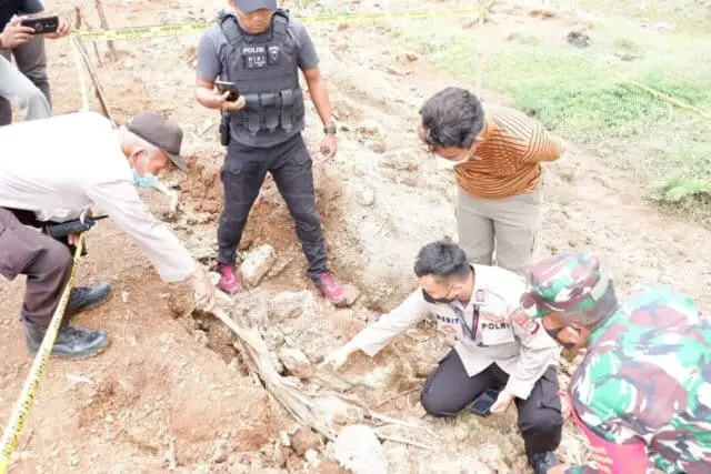 Granat Nanas Aktif Ditemukan Warga di Proyek Perumahan Panongan Granat Nanas Aktif Ditemukan Warga di Proyek Perumahan Panongan