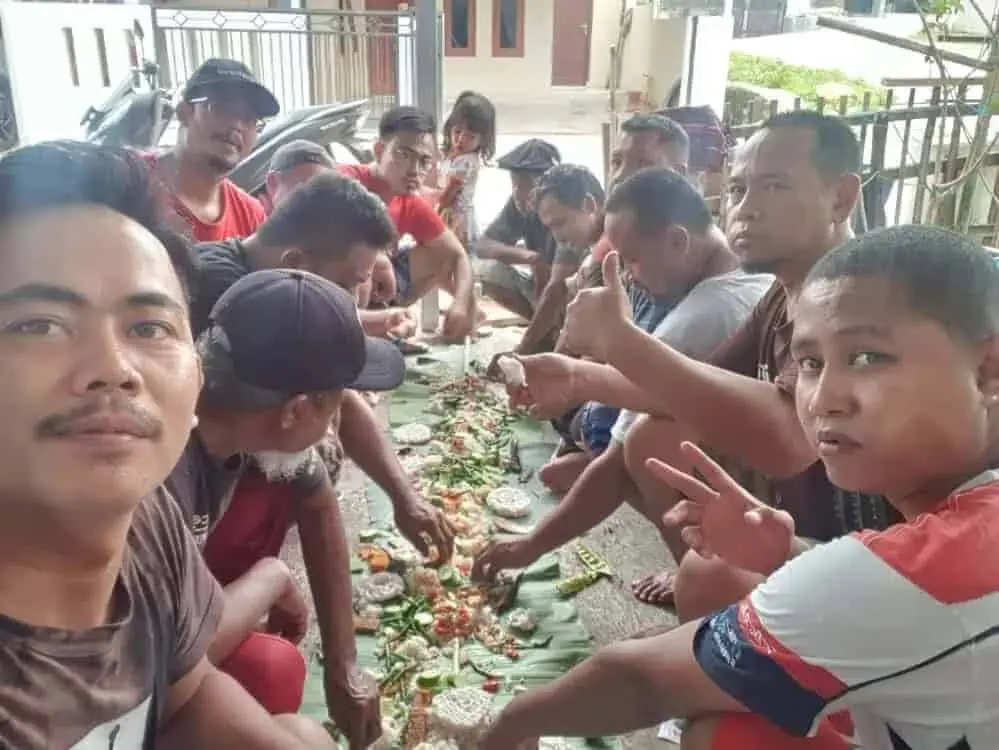 RT 04 Kembang Harum 2 Gotong Royong, Kades Bojongleles Gerak Bersatu Bersama 100 Hari Kerja RT 04 Kembang Harum 2 Gotong Royong, Kades Bojongleles Gerak Bersatu Bersama 100 Hari Kerja