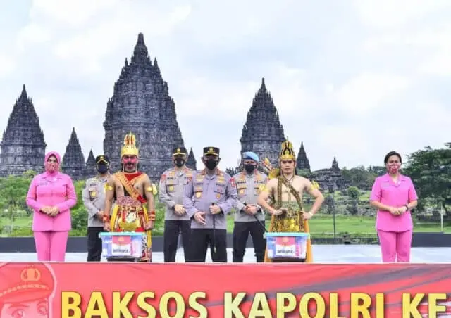 Kapolri Serahkan Bansos ke Pekerja Seni di Yogyakarta yang Terdampak Pandemi Covid-19 Kapolri Serahkan Bansos ke Pekerja Seni di Yogyakarta yang Terdampak Pandemi Covid-19