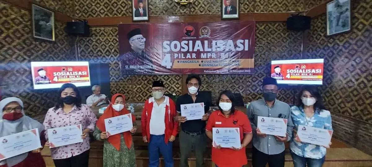Anggota MPR RI Ananta Wahana (ditengah) saat berfoto bersama para pelaku UMKM.