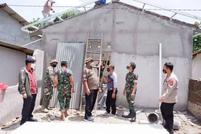 Didampingi Kapolsek Panongan Dandim 0510/Trs, Tinjau Proses Bedah Rumah Layak Huni di Serdang Kulon Didampingi Kapolsek Panongan Dandim 0510/Trs, Tinjau Proses Bedah Rumah Layak Huni di Serdang Kulon