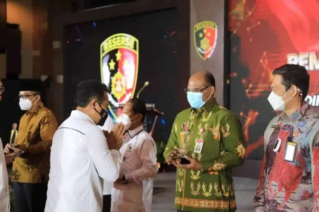 Dirjen Bina Adwil Terima Penghargaan dari Kabareskrim Polri Dirjen Bina Adwil Terima Penghargaan dari Kabareskrim Polri