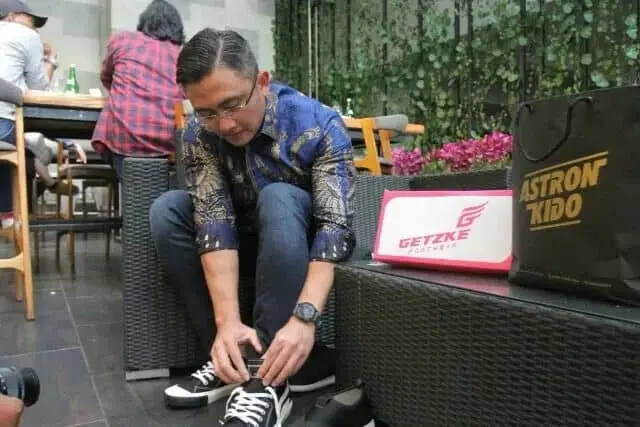 IMG-20211128-WA0027_copy_640x427 Wakil Gubernur Banten Andika Hazrumy saat mempromosikan mengenakan sepatu Getzke dari merk (brand) lokal Banten Indonesia di Acara Indonesia Creative Cities Network (ICCN) dalam ajang Indonesia Creative Cities Festival (ICCF) 2021 di Pekanbaru, Riau.