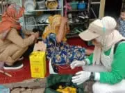 Petugas Kesehatan Kelurahan Ketapang Keliling Vaksinasi Warga Dirumah Petugas Kesehatan Kelurahan Ketapang Keliling Vaksinasi Warga Dirumah