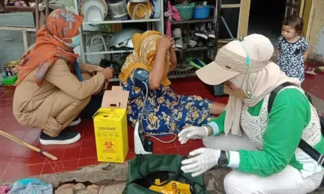 Petugas Kesehatan Kelurahan Ketapang Keliling Vaksinasi Warga Dirumah Petugas Kesehatan Kelurahan Ketapang Keliling Vaksinasi Warga Dirumah