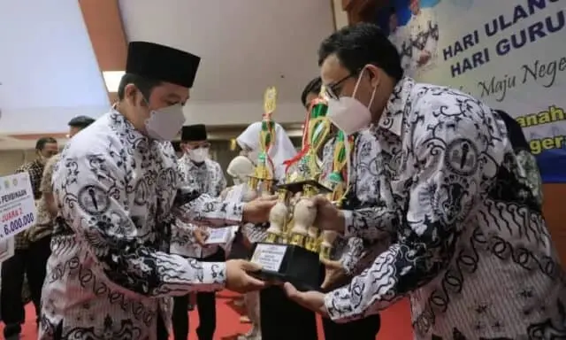 Hari Guru Nasional, Pemkot Terus Berupaya Sejahterakan Guru di Kota Tangerang Hari Guru Nasional, Pemkot Terus Berupaya Sejahterakan Guru di Kota Tangerang