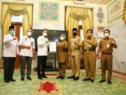 Bupati Serang Serahkan Hibah Lahan untuk Gedung KPU dan Kemenag Bupati Serang Ratu Tatu Chasanah menyerahkan dokumen hibah lahan ke Komisioner KPU.