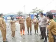 Warga Terdampak Banjir Rob, Pemkab Pandeglang Terjunkan Bantuan Pj Sekretaris Daerah Pandeglang Taufik Hidayat bersama Kadis Sosial Nuriah dan Kadis Kesehatan Raden Dewi Setiani beserta rombongannya saat meninjau masyarakat yang terdampak banjir rob di Kecamatan Labuan.
