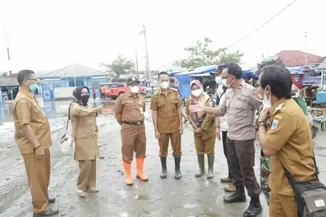 IMG-20211208-WA0009_copy_640x427 Pj Sekretaris Daerah Pandeglang Taufik Hidayat bersama Kadis Sosial Nuriah dan Kadis Kesehatan Raden Dewi Setiani beserta rombongannya saat meninjau masyarakat yang terdampak banjir rob di Kecamatan Labuan.