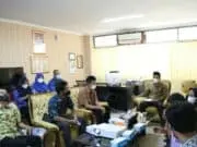 Belajar SPBE, Diskomsantik Pandeglang Kunjungi Diskominfosatik Kabupaten Serang Rombongan Diskomsantik Kabupaten Pandeglang saat beraudiensi dengan jajaran Diskominfosatik Kabupaten Serang.