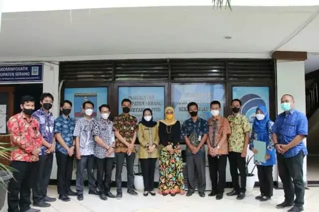Rombongan Diskomsantik Kabupaten Pandeglang saat diterima jajaran Diskominfosatik Kabupaten Serang.