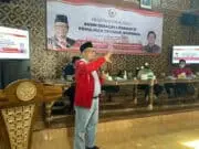 Ananta Wahana Anggota DPR RI Apresiasi BUMN Berperan Vital dalam Pemulihan Ekonomi Nasional Anggota DPR RI Ananta Wahana saat memberikan sambutannya dalam acara sosialisasi BUMN Sebagai Lokomotif Pemulihan Ekonomi Nasional yang diadakan di Padepokan Kebangsaan Karang Tumaritis, Kelapa Dua, Kabupaten Tangerang, Banten.