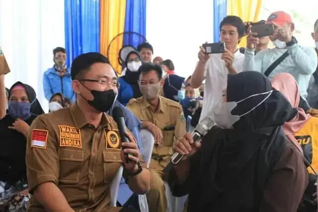 Bagikan Jamsosratu di Lebak, Wagub Andika Dicurhati Warga