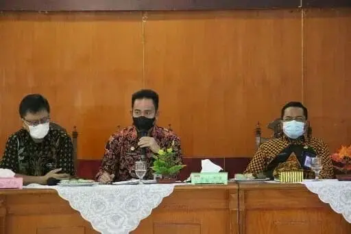IMG-20211217-WA0006_copy_512x341 Asisten Daerah (Asda) I Bidang Administrasi Pemerintahan dan Kesra Kabupaten Serang, Nanang Supriatna saat memimpin rapat evaluasi vaksinasi bersama para camat, kepala puskesmas dan kepala desa (kades) di Aula Tb Suwandi.