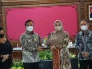 Bupati Irna Kunker ke Kabupaten Batang, Bahas Rencana Bentuk Kawasan Industri di Pandeglang Bupati Pandeglang Irna Narulita saat bersama Bupati Kabupaten Batang Wihaji di Pendopo Kauman Pemkab Batang di Kawasan Industri Terintegrasi Batang (KITB).