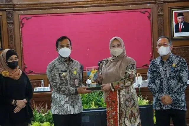 IMG-20211217-WA0012_copy_640x427 Bupati Pandeglang Irna Narulita saat bersama Bupati Kabupaten Batang Wihaji di Pendopo Kauman Pemkab Batang di Kawasan Industri Terintegrasi Batang (KITB).