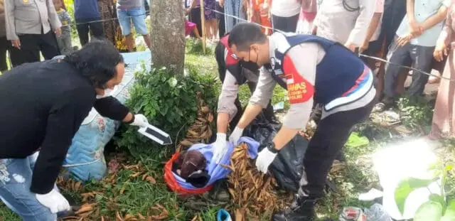 Hendak Buang Sampah, Warga Temukan Mayat Bayi Dalam Kantong Plastik di Pinggir Jalan Hendak Buang Sampah, Warga Temukan Mayat Bayi Dalam Kantong Plastik di Pinggir Jalan