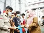 Bupati Irna Berikan 57 Juta Hadiah Tambahan untuk Atlet Juara Bupati Cup Pandeglang Bupati Pandeglang Irna Narulita saat memberikan hadiah kepada para atlet berprestasi.