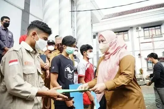 IMG-20211220-WA0024_copy_540x360 Bupati Pandeglang Irna Narulita saat memberikan hadiah kepada para atlet berprestasi.