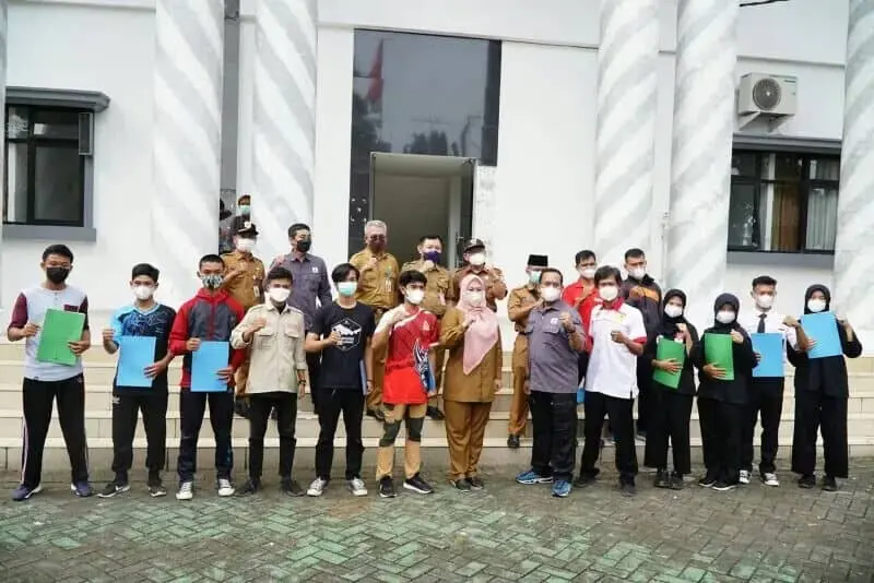 Bupati Pandeglang Irna Narulita saat berfoto bersama para atlet berprestasi.