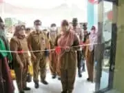 4 Kantor Kelurahan di Karang Tanjung Dibangun, Bupati Irna : Pelayanan Harus Lebih Baik di Pandeglang Bupati Pandeglang Irna Narulita saat menggunting pita dalam rangka peresmian Kelurahan yang baru dibangun.