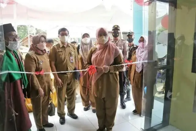 IMG-20211220-WA0034_copy_640x427 Bupati Pandeglang Irna Narulita saat menggunting pita dalam rangka peresmian Kelurahan yang baru dibangun.