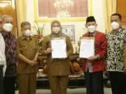 Pemkab Pandeglang MoU dengan UNMA Banten, Begini Isinya Bupati Pandeglang Irna Narulita bersama Rektor Unma Banten Prof Sibli Sarjaya usai panandatangan MoU Kerjasama.