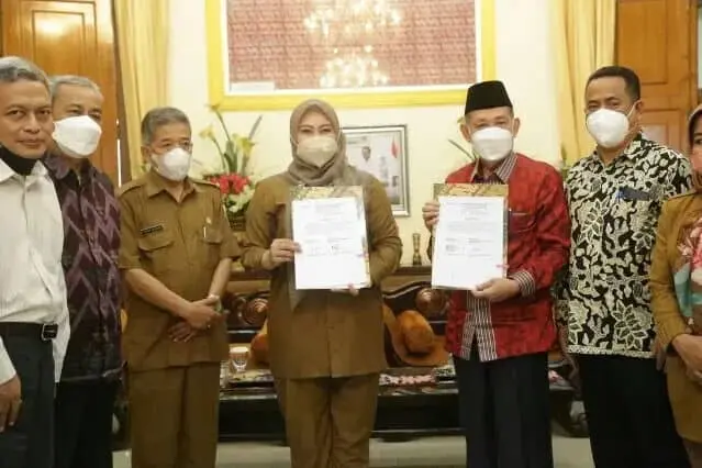 IMG-20211220-WA0041_copy_639x426 Bupati Pandeglang Irna Narulita bersama Rektor Unma Banten Prof Sibli Sarjaya usai panandatangan MoU Kerjasama.