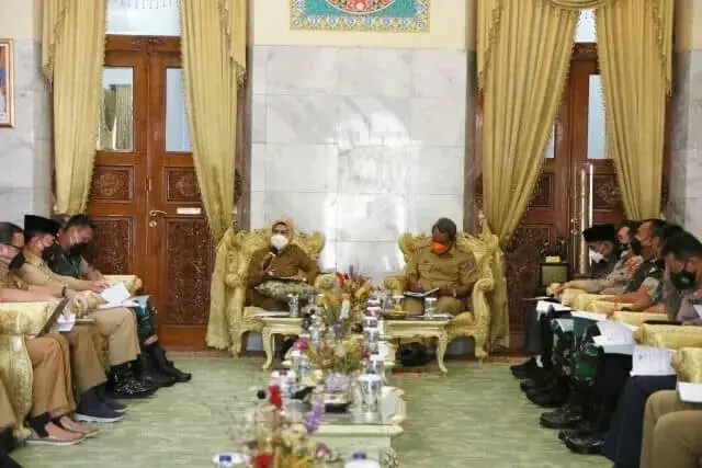 Bupati Serang Ratu Tatu Chasanah memimpin Rapat evaluasi bersama Forkopimda dan para kepala organisasi perangkat daerah atau OPD di Pendopo Bupati Serang.