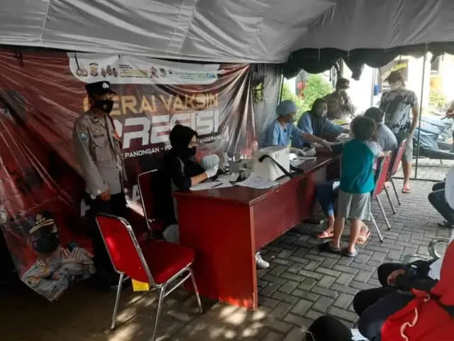 Polsek Panongan Bersama Nakes Gelar Vaksin Presisi Anak Usia 6 - 12 Tahun Polsek Panongan Bersama Nakes Gelar Vaksin Presisi Anak Usia 6 - 12 Tahun