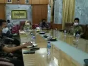 Survei Penilaian Integritas KPK, Pemkab Serang Dinilai 73,04 Persen Bupati Serang Ratu Tatu Chasanah dan Kepala Dinas Komunikasi Informatika Persandian dan Statistik (Diskominfosatik), Anas Dwi Satya Prasadya bersama Inspektur Kabupaten Serang, Rahmat Jaya saat mengikuti Webinar Launching SPI ‘Mengukur tingkat korupsi di Indonesia’ yang digelar KPK RI di Pendopo Bupati Serang.