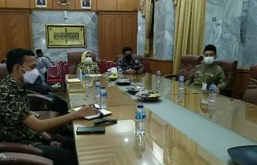 IMG-20211224-WA0038_copy_512x329 Bupati Serang Ratu Tatu Chasanah dan Kepala Dinas Komunikasi Informatika Persandian dan Statistik (Diskominfosatik), Anas Dwi Satya Prasadya bersama Inspektur Kabupaten Serang, Rahmat Jaya saat mengikuti Webinar Launching SPI ‘Mengukur tingkat korupsi di Indonesia’ yang digelar KPK RI di Pendopo Bupati Serang.