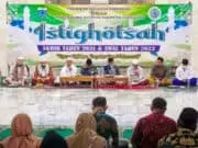 Diakhir Tahun 2021, Pemkab Pandeglang Gelar Istighosah dan Doa Bersama Tampak para jamaah Khusu mengikuti istighosah dan doa bersama dalam rangka menutup akhir tahun 2021 dan menyambut tahun baru 2022 di Masjid Agung Ar-Rahman, Jumat (31/12/2021).