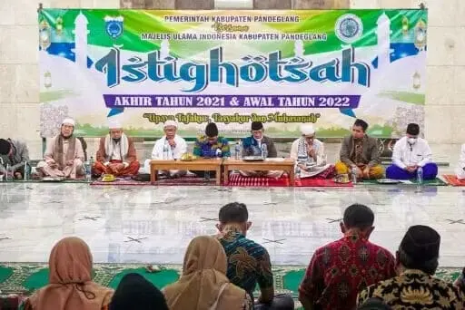 IMG-20211231-WA0024_copy_512x342 Tampak para jamaah Khusu mengikuti istighosah dan doa bersama dalam rangka menutup akhir tahun 2021 dan menyambut tahun baru 2022 di Masjid Agung Ar-Rahman, Jumat (31/12/2021).