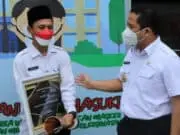 Raih Penghargaan KPK, Wali Kota Tangerang Ganjar Beasiswa Kepada Operator Sekolah Raih Penghargaan KPK, Wali Kota Tangerang Ganjar Beasiswa Bagi Operator Sekolah
