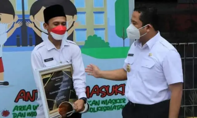 Raih Penghargaan KPK, Wali Kota Tangerang Ganjar Beasiswa Bagi Operator Sekolah Raih Penghargaan KPK, Wali Kota Tangerang Ganjar Beasiswa Bagi Operator Sekolah