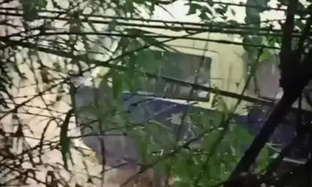 Bejad! Dalam Angkot Si Benteng Pengemudi Diduga Berbuat Asusila Bersama ABG KOTA TANGERANG, Pelitabanten.com - Seorang pengemudi angkutan kota (angkot) Si Benteng diduga melakukan tindakan asusila (mesum) dengan Anak Baru Gede (ABG) di dalam mobil yang dikemudikannya. Perbuatan bejad itu dilakukan di dalam angkot Si Benteng nopol B 1201 IT, saat parkir di depan GOR Jatiuwung, Kota Tangerang, situasi itu pun terekam kamera warga, kondisi hujan kemarin. Menurut saksi mata, Putra Rizky, perbuatan tak senonoh itu itu terjadi pada Selasa 21 Desember 2021, sekitar pukul 12.23 WIB. Ia dan teman-temannya melihat angkot si Benteng berhenti di depan GOR Jatiuwung. “Saya pikir temen temen saya ngeliatin apa gitu, tidak tahunya ngeliatin sopir angkot Si Benteng sama seorang pelajar wanita di kursi depan. Si wanitanya sedang tiduran, sedangkan si cowok itu ada di sebelah dia,” katanya kepada wartawan. Video rekaman itu viral di media sosial, padahal angkot tersebut merupakan moda transportasi publik milik Pemerintah Kota Tangerang, namun digunakan untuk melakukan aksi mesum, diduga perbuatan itu berlangsung di area kursi depan. Salah seorang warga bernama Rizal dan sejumlah karyawan pabrik di lokasi yang melihat peristiwa itu langsung meneriaki bejad pelaku. Dan tidak berselang lama, angkot tersebut itu langsung pergi meninggalkan lokasi. "Saya cuma mau kejadian ini terdengar sama Pak Wali Kota atau yang berwajib, agar si sopir klarifikasi kejadian ini. Supaya masyarakat tidak takut naik angkot Benteng dengan adanya kejadian itu," katanya. Bejad! Dalam Angkot Si Benteng Pengemudi Diduga Berbuat Asusila Bersama ABG KOTA TANGERANG, Pelitabanten.com - Seorang pengemudi angkutan kota (angkot) Si Benteng diduga melakukan tindakan asusila (mesum) dengan Anak Baru Gede (ABG) di dalam mobil yang dikemudikannya. Perbuatan bejad itu dilakukan di dalam angkot Si Benteng nopol B 1201 IT, saat parkir di depan GOR Jatiuwung, Kota Tangerang, situasi itu pun terekam kamera warga, kondisi hujan kemarin. Menurut saksi mata, Putra Rizky, perbuatan tak senonoh itu itu terjadi pada Selasa 21 Desember 2021, sekitar pukul 12.23 WIB. Ia dan teman-temannya melihat angkot si Benteng berhenti di depan GOR Jatiuwung. “Saya pikir temen temen saya ngeliatin apa gitu, tidak tahunya ngeliatin sopir angkot Si Benteng sama seorang pelajar wanita di kursi depan. Si wanitanya sedang tiduran, sedangkan si cowok itu ada di sebelah dia,” katanya kepada wartawan. Video rekaman itu viral di media sosial, padahal angkot tersebut merupakan moda transportasi publik milik Pemerintah Kota Tangerang, namun digunakan untuk melakukan aksi mesum, diduga perbuatan itu berlangsung di area kursi depan. Salah seorang warga bernama Rizal dan sejumlah karyawan pabrik di lokasi yang melihat peristiwa itu langsung meneriaki bejad pelaku. Dan tidak berselang lama, angkot tersebut itu langsung pergi meninggalkan lokasi. "Saya cuma mau kejadian ini terdengar sama Pak Wali Kota atau yang berwajib, agar si sopir klarifikasi kejadian ini. Supaya masyarakat tidak takut naik angkot Benteng dengan adanya kejadian itu," katanya.